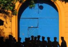 බූස්ස බන්ධනාගාරයේ කලබලයක්. අධිකාරීවරයකුටත් තුවාල