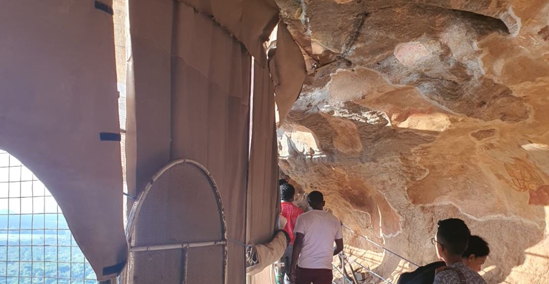 සීගිරි චිත්‍ර විනාශයි ? - Rata.lk