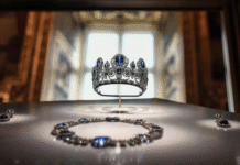 ලූවර් කෞතුකාගාරයෙන් පැහැරගත් ඔටුන්නේ, ශ්රී ලංකාවේ නිල් මැණික් තිබිලා