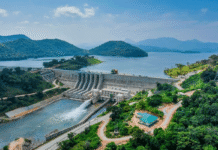 මොරගහකන්ද ජලාශය පිටාර ගැලීම ආසන්නයේ. අවධානයෙන් ඉන්න