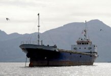 හෝර්මුස් සමුද්ර සන්ධිය යළි වැසෙයි, ඕමාන් වෙරළේදී නෞකාවකට ප්රහාරයක් – මැදපෙරදිග දැඩි උණුසුමක්