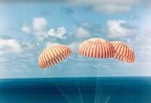 සඳ වටා ගිය චාරිකාව සාර්ථකව නිමා වෙයි, ගගනගාමීන් නිරුපද්රිතව පැසිෆික් සාගරයට