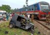 ත්රිරෝද රථයක් දුම්රියේ ගැටෙයි, පියා සහ පුතා රෝහලට