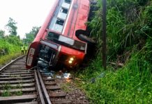 බස් රථයක් දියතලාවේදී දුම්රිය මාර්ගයට පෙරළෙයි, 42ක් රෝහලට