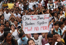 කැරපොත්තන්ගේ විරෝධතාව අවසන්, ඉන්දීය අධ්යාපන ඇමති ඉල්ලා අස්වෙයි