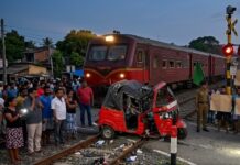 ගේට්ටුවක් නැති දුම්රිය හරස් මාර්ගයකදී ත්රීරෝද රථයක් දුම්රියේ ගැටෙයි – තරුණයෙක් මරුට