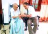 වැඩිහිටි දිනය දා අවුරුදු 105ක රාජ්ය සේවකයාගේ නිවසට ප්රාදේශීය ලේකම් යයි!