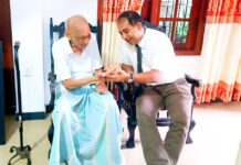 වැඩිහිටි දිනය දා අවුරුදු 105ක රාජ්ය සේවකයාගේ නිවසට ප්රාදේශීය ලේකම් යයි!