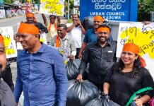 කුණු බද්දට එරෙහිව හික්කඩුව නගර සභාවේදී කුණු බෑග් ප්රහාරයක්