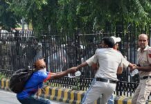 ඡන්ද නාමලේඛන අර්බුදය, ‘කැරපොත්තා’ පක්ෂයේ නායකයෝ පොලිස් භාරයට